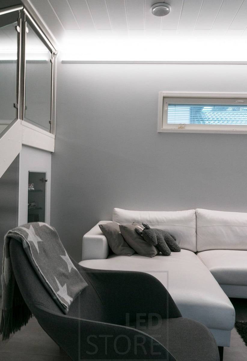 Stropní led pásek vytvářející krásné nepřímé světlo ve vašem obývacím pokoji.